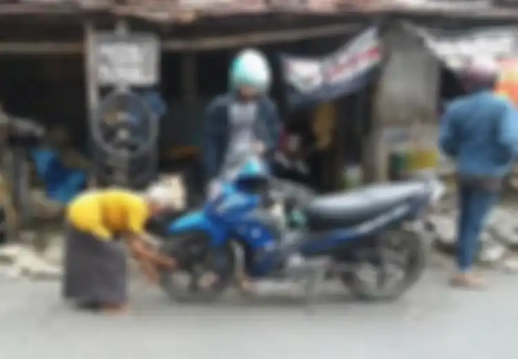 Meski Sudah 73 Tahun, Mbah Darmi Masih Ulet Menjadi Tukang Tambal Ban di Semarang