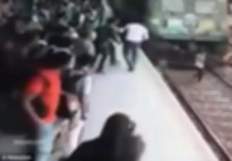 (Video) Tak Dengar Peringatan karena Gunakan ‘Earphone’, Wanita Ini Tertabrak Kereta, Untung Masih Ada Keajaiban