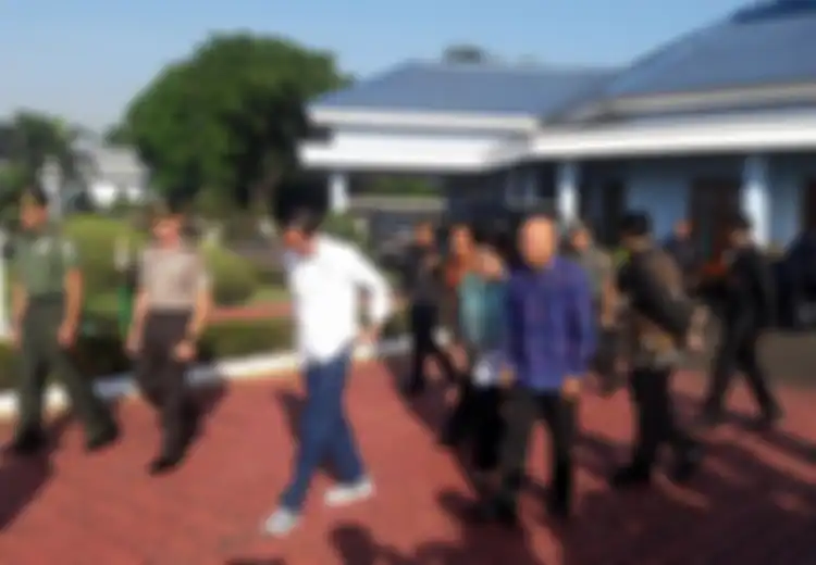 Jokowi Kekinian, Tampil Trendi Dengan Celana Jeans Dan Sneakers