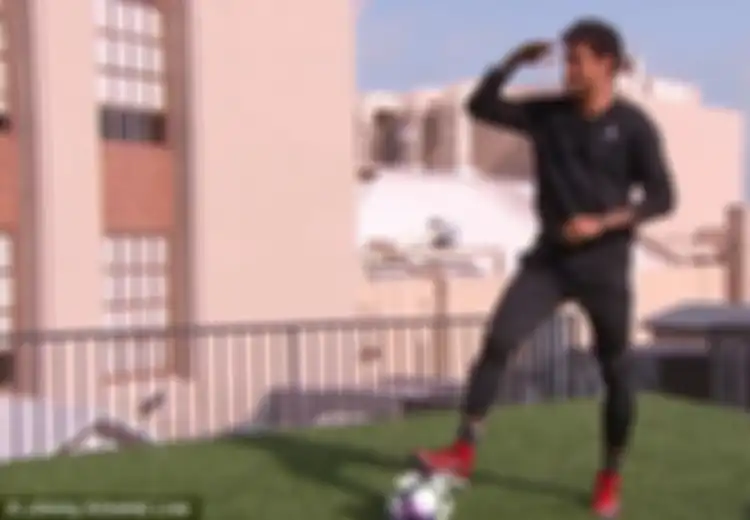 Benar-benar Jagoan! Bintang Sepakbola Neymar da Silva Mencetak Gol dari Atap Gedung
