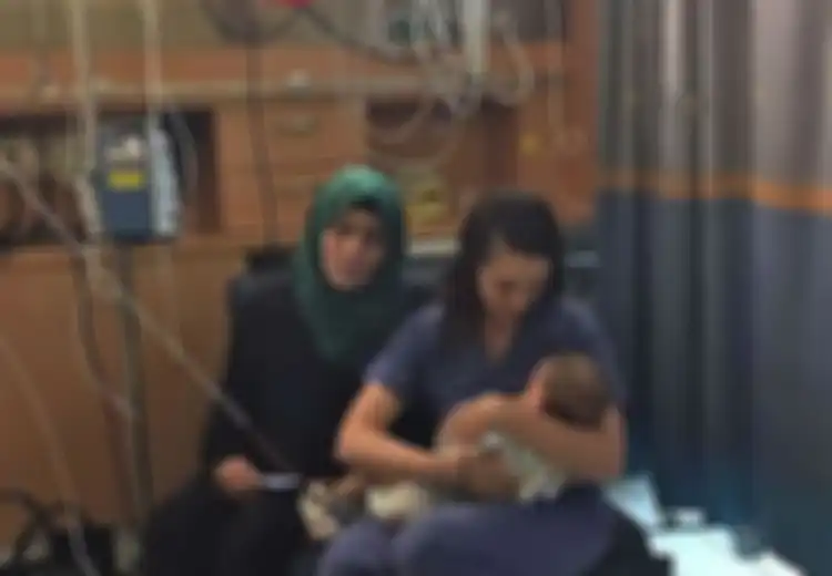 Mengharukan, Sang Ibu Terluka Parah Akibat Kecelakaan, Bayi Palestina Ini Disusui oleh Perawat Yahudi