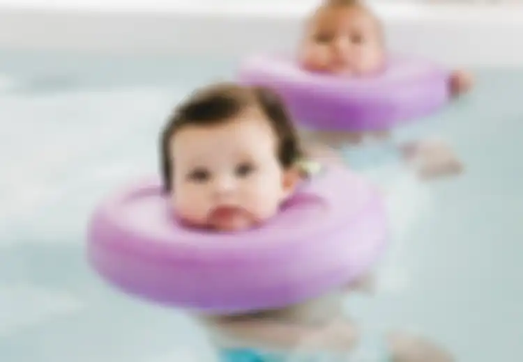 Hati-hati! Pelampung Leher yang Digunakan Bayi saat Berenang Ternyata Bahayakan Fisik dan Psikologis Bayi