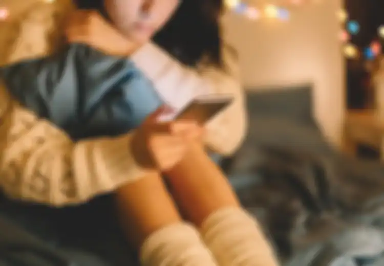 Jangan Terlalu Sering Lihat Smartphone, 1 dari 7 Perubahan Gaya Hidup yang Bikin Kita Terlihat Lebih Muda