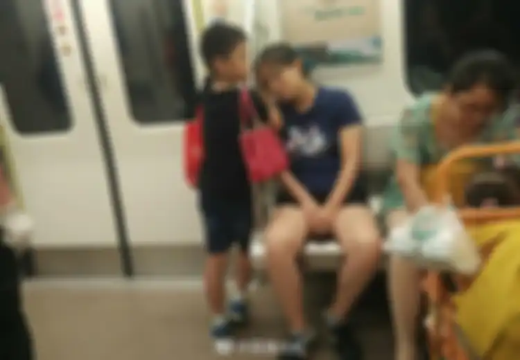 Mengharukan, Bocah Kecil Ini Rela Jadikan Tangannya Sebagai Bantal untuk Ibunya yang Tertidur
