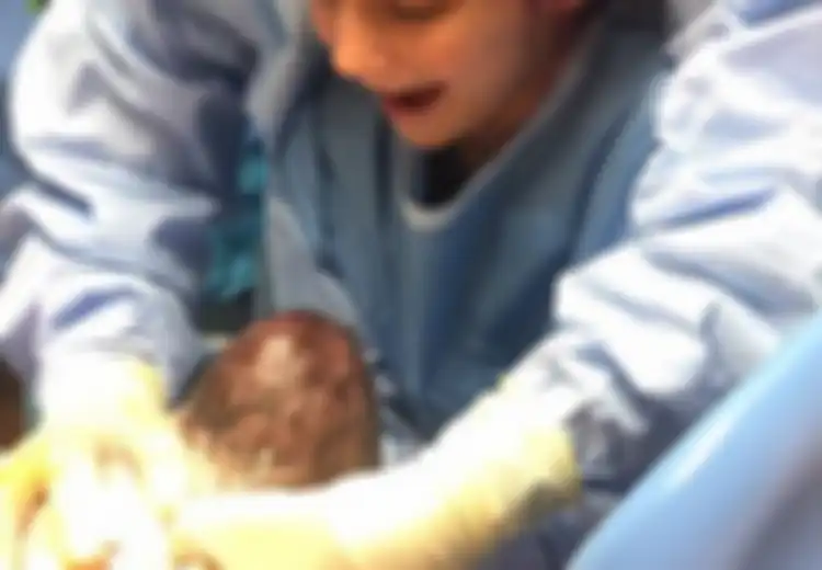 Luar Biasa, Gadis Kecil Ini Membantu Kelahiran Adik Tirinya. Bahkan Ikut Menggunting  Tali Pusat Sang Adik