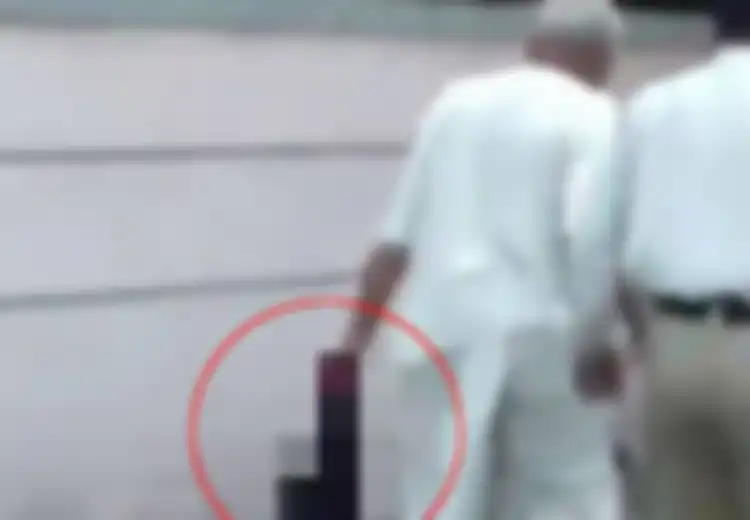 (VIDEO) Pria Ini Berjalan dengan Santai di Keramaian Kota Sambil Menjinjing Kepala Istrinya