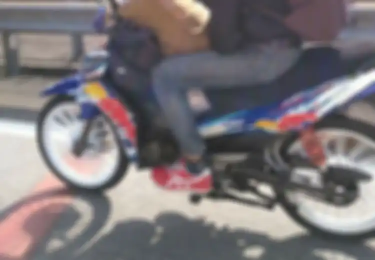 Sudah Dianggap Seperti Keluarga, Pemuda Malaysia Ini Mudik Bareng Kucingnya Pakai Sepeda Motor  