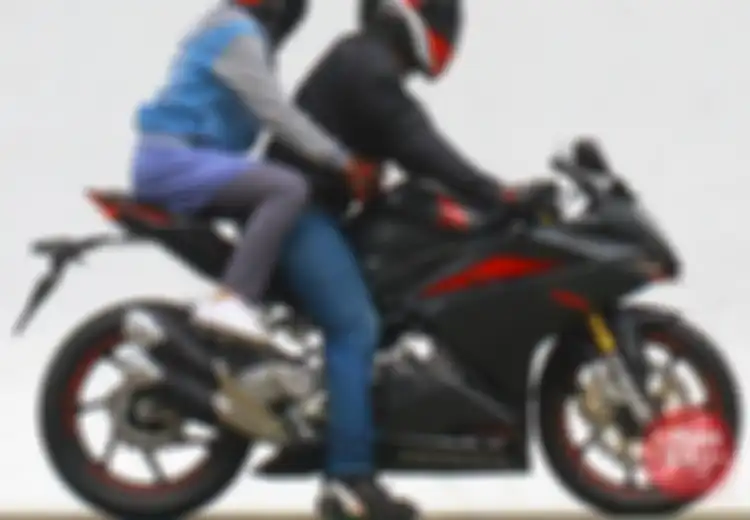 Mudik Menggunakan Motor? Posisi Duduk Penumpang dan Pengemudi Wajib Mesra Jika Ingin Selamat