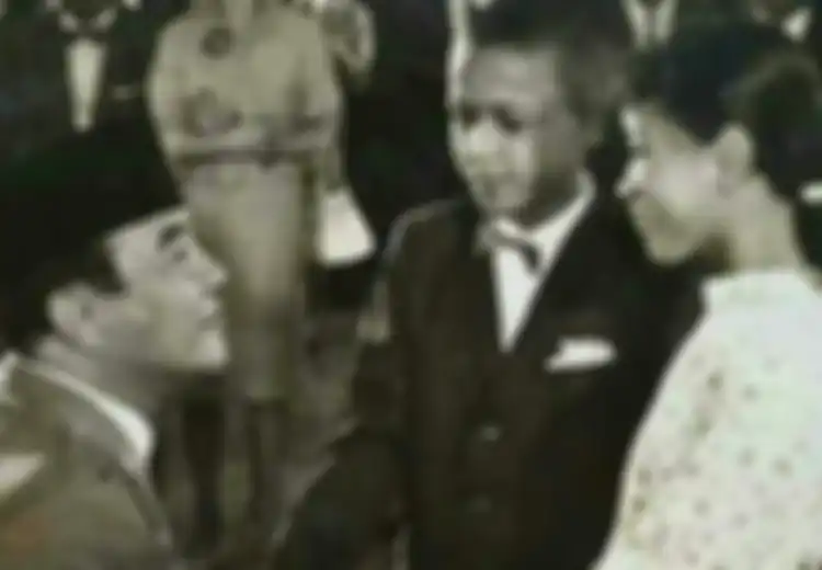 ‘Viral’ Foto Bung Karno Bersama ‘Obama Kecil. Ini Fakta Sebenarnya