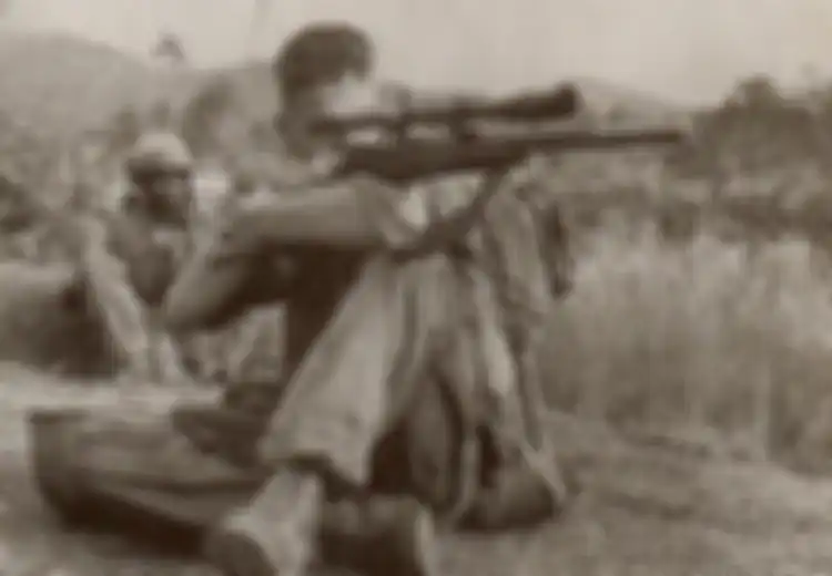 Sniper Ini Merayap Sejauh 2,5 Km Selama 4 Hari Demi Tembak Seorang Jenderal Vietcong
