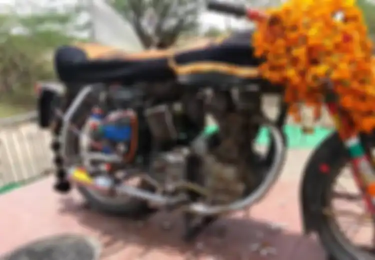 Unik Sekaligus Aneh, Motor Bekas Kecelakaan Ini Dijadikan Kuil. Sesaji di Kuil Ini Juga Tak Kalah Aneh