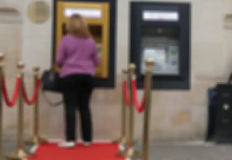 Beda Dari yang Lain, Mesin ATM Ini Terbuat Dari Emas. Alasannya Sangat Historis