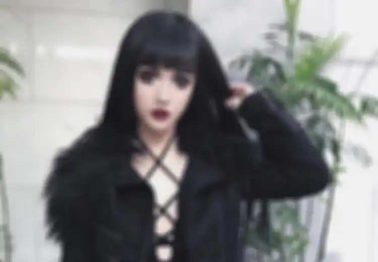 Punya Kulit Halus Bak Porselen, Gadis Ini Benar-benar Mirip dengan Boneka