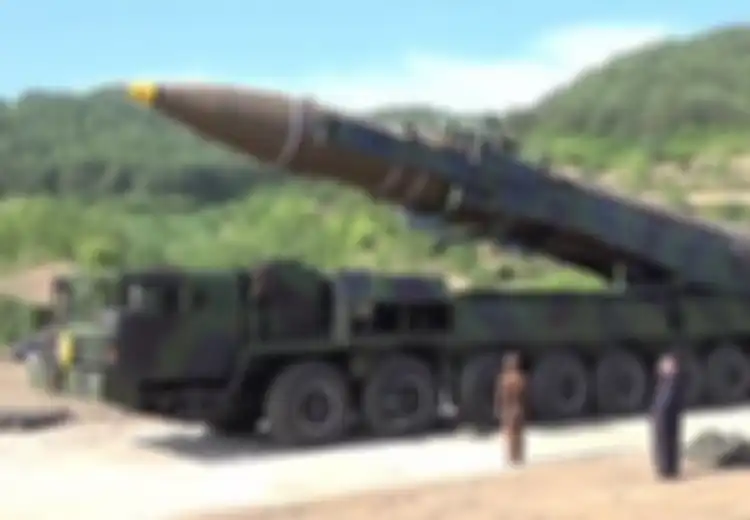 Kim Jong Un Tunggui Peluncuran Rudal dari Jarak Sangat Dekat Sambil Merokok. Gila atau Bodoh?