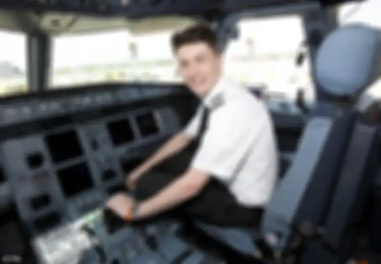 Hebat! Baru Berumur 19 Tahun, Remaja Ini Sudah Jadi Pilot Maskapai Komersial