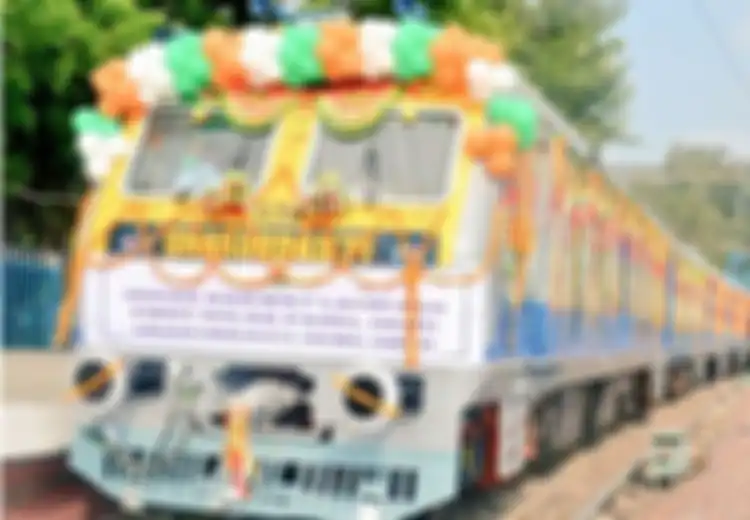 Kurangi Pemansasan Global, India Luncurkan Kereta Api Tenaga Surya. Sangar!