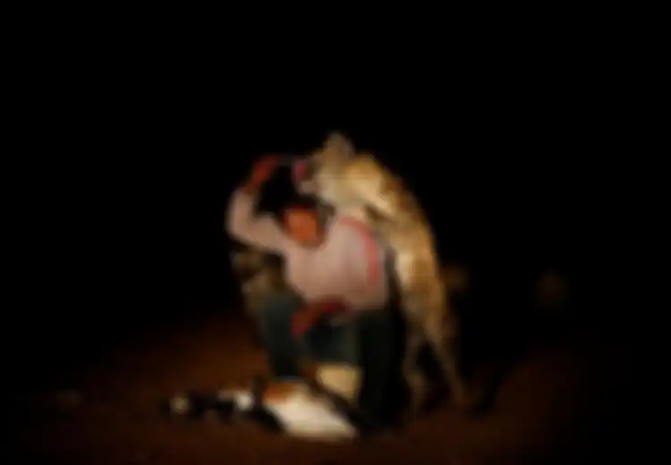 Sulit Dibayangkan, Pria Ini Bisa Bersahabat dengan Sekelompok Hyena yang Dikenal Sebagai Predator Buas