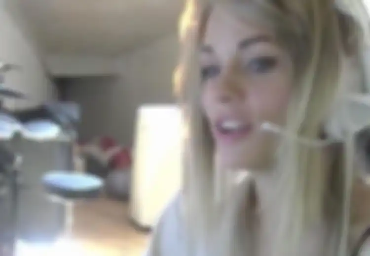 (Video) Terlalu Asyik Bermain Video Game, Gamer Wanita Ini Tak Sadar Rambutnya Terbakar