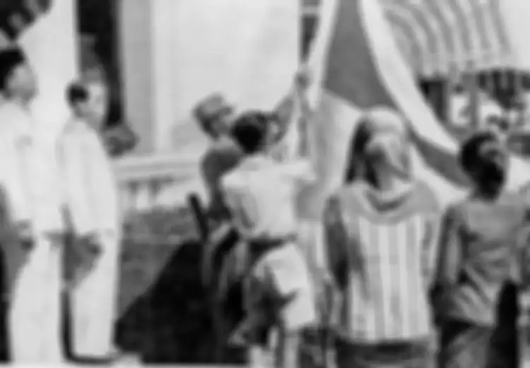Ada Tiang Besi, Mengapa Suhud Justru Kibarkan Bendera Proklamasi Pertama di Tiang Bambu?
