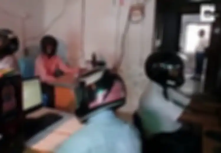 Karyawan di Kantor Pemerintahan Ini Harus Pakai Helm Selama Bekerja. Alasannya Mengerikan