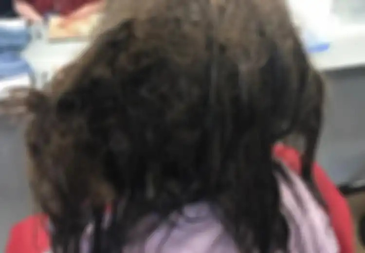 Penata Rambut Menolak Mengguduli Kepala Remaja yang Depresi, Hasilnya Malah Menyentuh Hati Banyak Orang