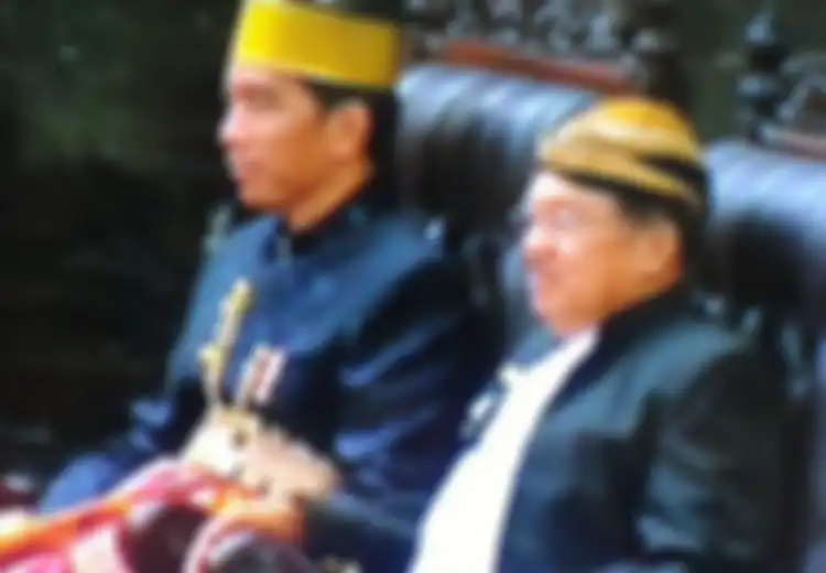 Pesan Terselubung Jokowi Saat Mengenakan Baju Adat Bugis