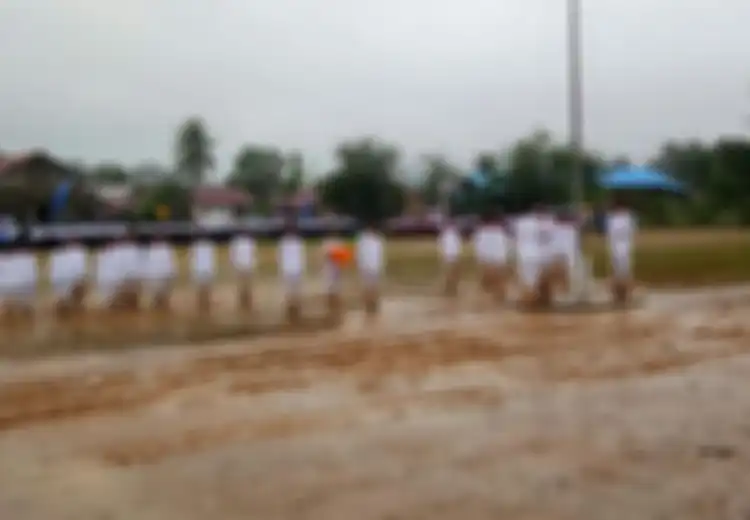 Ada Tangis yang Pecah Di Balik Foto Paskibra Tetap Bertugas di Lapangan Berlumpur yang Viral Itu