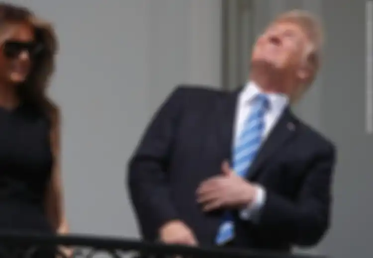 Heboh! Presiden Trump Lihat Gerhana Matahari dengan Mata Telanjang, Padahal Risikonya Sangat Menakutkan