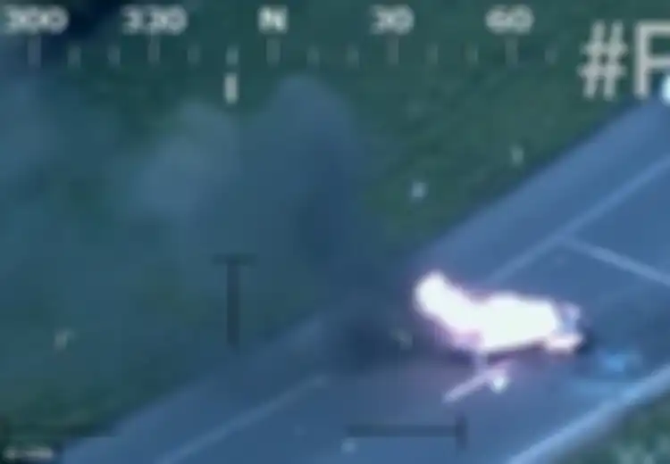(Video) Ajaib, Pemabuk Ini Selamat dari Kecelakaan Maut yang Membuat Mobilnya Terguling dan Terbakar