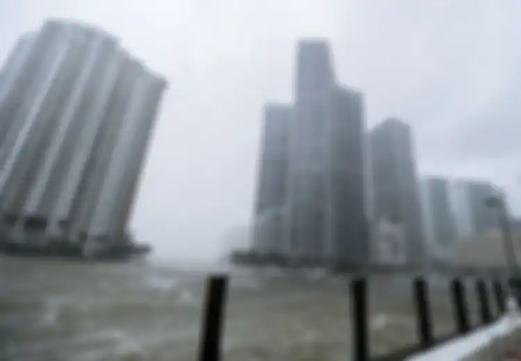 Akibat Hantaman Badai Irma, Gedung-gedung Pencakar Langit Ini Seperti Berada di Tengah Lautan