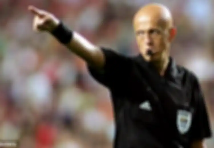 Inilah Kisah Pierluigi Collina, Wasit Sepakbola yang ‘Galak’ dan Selalu ‘Ditolak’ Klub Besar