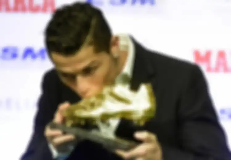 Kisah Sepasang Sepatu Usang Ronaldo yang ‘Berubah Wujud’ Menjadi Sepatu Emas
