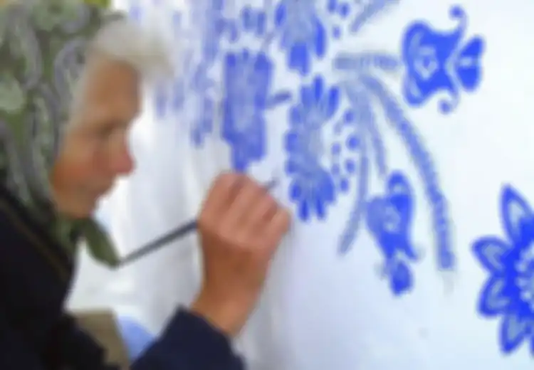 Hebat, Ingin Ubah Desa Kecilnya, Nenek 90 Tahun Ini Lukis Dinding Setiap Bangunan di Desanya
