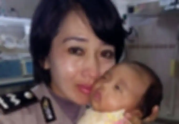 Polwan Ini Gagal Adopsi Anak Hanya karena Dirinya Beragama Minoritas, Ini Peraturan yang Melarang