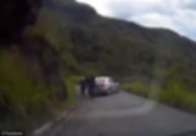 (Video) Momen Menakutkan saat Sebuah Keluarga Menghindari Para Pembajak yang Bersenjata Api dan Parang