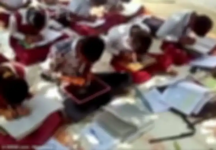 Sekolah Ini ‘Paksa’ Muridnya untuk Menulis dengan Kedua Tangan, Bermanfaat atau Justru Berbahaya?