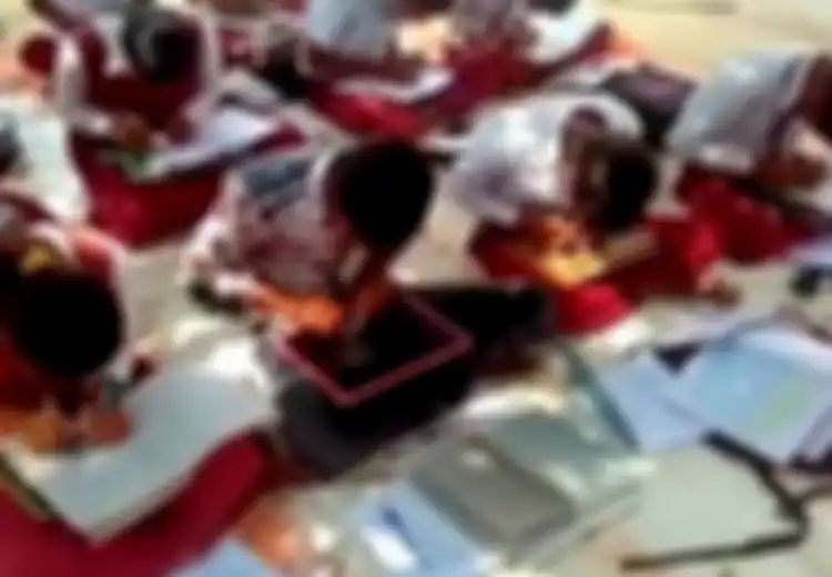 Unik, di Sekolah Ini Ada 300 Siswa yang Bisa Menulis Dengan Kedua Tangannya