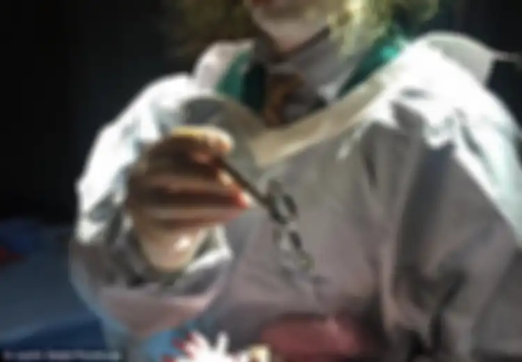 Spesial Halloween, Dokter Ini Membantu Persalinan Seorang Bayi dengan Berkostum Joker