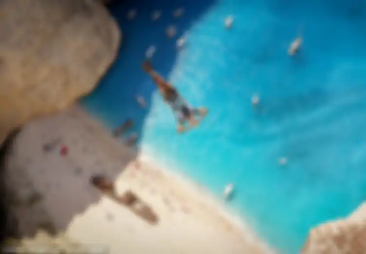 Pantai Navagio, Pantai Indah di Mana Kita Bisa Terjun dari Atas Tebing untuk Sampai ke Sana