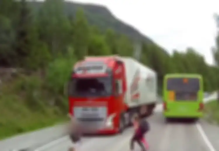 (Video) Seberangi Jalan Sambil Berlari, Bocah Ini Nyaris Tertabrak Kontainer