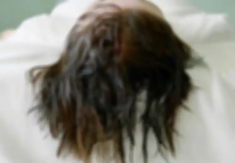 Tidur dengan Rambut Basah, Sama Halnya Tidur dengan Banyak Bakteri