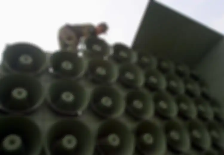 Tentara Korsel Gunakan Speaker untuk Menginformasikan Tentara Korut yang Dihujani Tembakan oleh Rekannya Sendiri