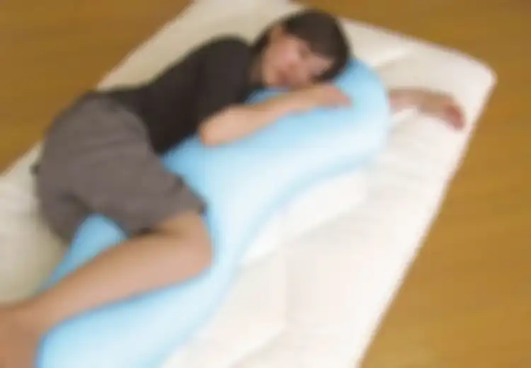 5 Manfaat Tidur Sambil Memeluk Guling, Salah Satunya Menghilangkan Ketegangan Sepanjang Hari