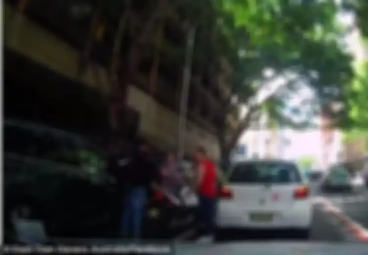 Penting! Ini Alasan Mengapa Kita Harus Melihat ke Belakang Sebelum Membuka Pintu dan Keluar dari Mobil
