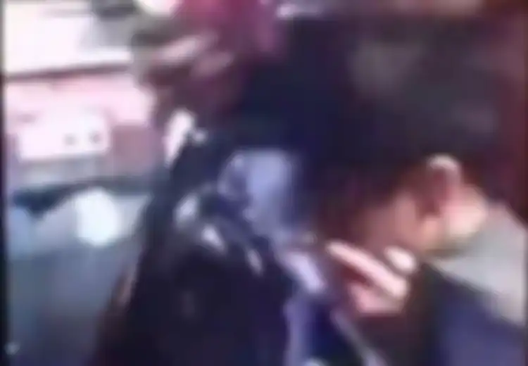 (Video) Sadis, Ayah Ini Mencambuki dan Menggunduli Rambut Putrinya Hanya Gara-gara Unduh Aplikasi Snapchat
