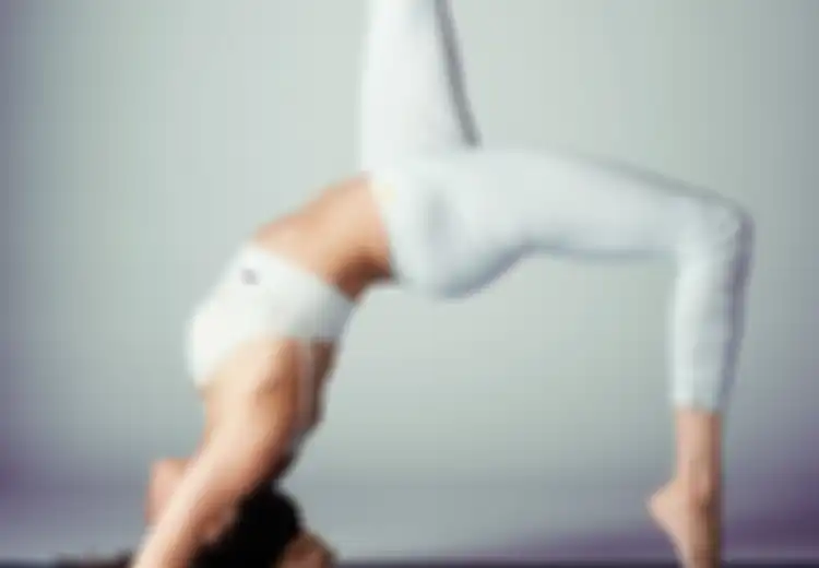 Candlelight Yoga ala Meghan Markle Ini Bikin Lelap Tidur Loh, Buktikan Juga Khasiatnya yang Lain!