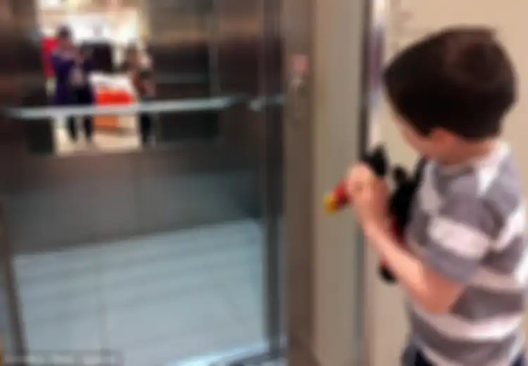 Bocah Ini Mendapat Hadiah Natal Lebih Cepat, Isinya: Ratusan Video Orang Sedang Naik Lift di Berbagai Dunia