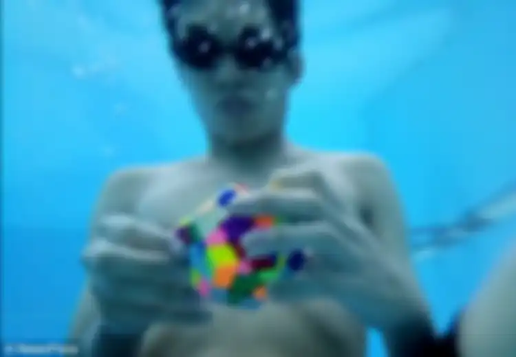 (Video) Jagoan! Pria Ini Pecahkan Rekor Bermain Rubik 12 Sisi di Bawah Air Kurang dari 2 Menit