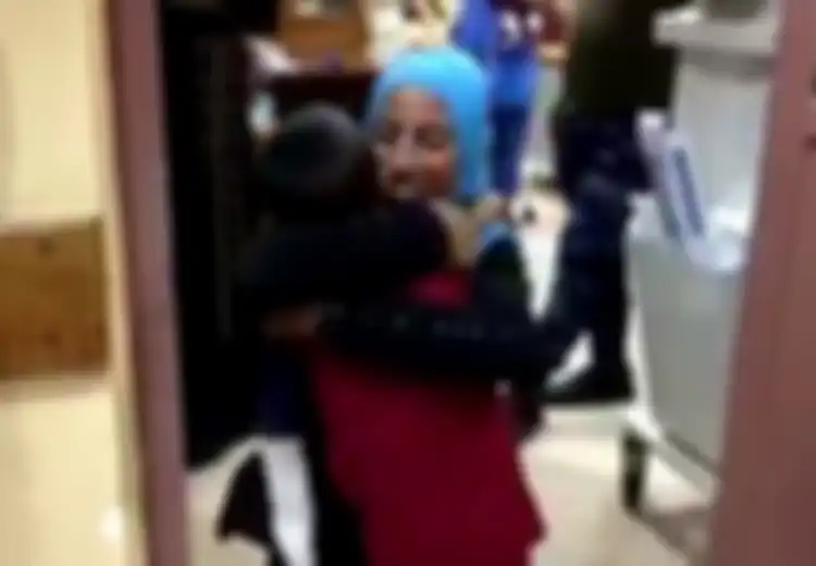 (Video) Mengharukan! Kisah Anak Yang Kembali Bertemu Ibunya Akibat Konflik di Irak