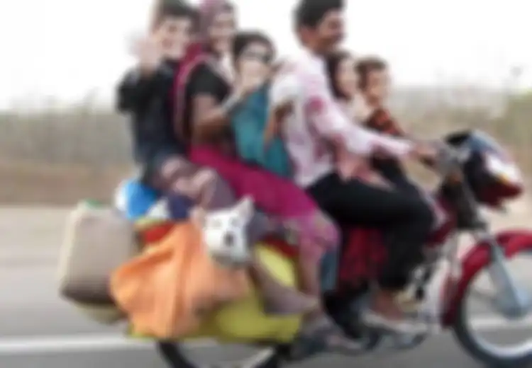 (Video) Beginilah Uniknya Joyriding Ala India: 6 Orang, 2 Anjing, dan Penuh Barang Bawaan